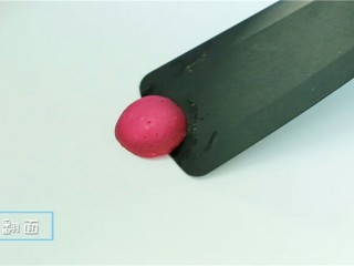 5、这绝不是天边的红日，是宝宝餐桌的美食,表面凝固后再翻面煎熟