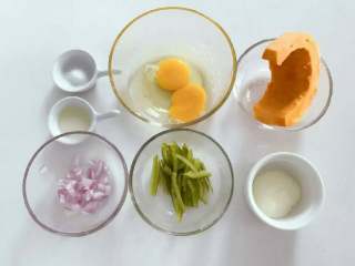 1、宝宝辅食:南瓜烘蛋—细腻软嫩,自带清甜,些许奶香!12M+,准备好所有食材。
