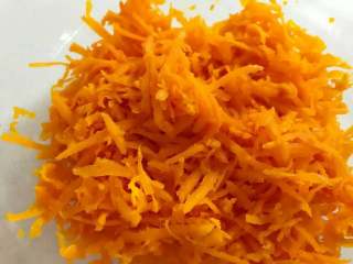 2、宝宝辅食:南瓜烘蛋—细腻软嫩,自带清甜,些许奶香!12M+,把南瓜用擦丝器擦成细丝。建议用擦丝器处理哈,这样最终成品南瓜口感非常软嫩,如果用刀切细丝达不到这种效果,是另一种口感了。