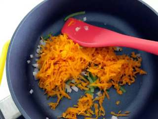 3、宝宝辅食:南瓜烘蛋—细腻软嫩,自带清甜,些许奶香!12M+,平底不粘锅中火热锅,刷一层植物油,倒入洋葱粒,翻炒1分钟左右直至洋葱开始变黄变软。再放入青椒翻炒,最后加入南瓜丝,大致翻炒1-2分钟,炒到八成熟后,放在一边备用。