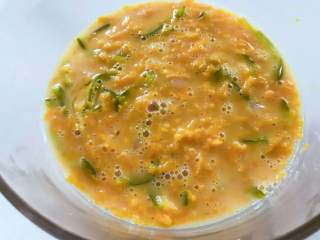 4、宝宝辅食:南瓜烘蛋—细腻软嫩,自带清甜,些许奶香!12M+,在步骤3中准备好的食材中倒入步骤4中准备好的鸡蛋牛奶液,搅拌均匀备用。最终蛋液如图所示,基本淹没食材(如果鸡蛋液太少,适当加一点凉白开,或增加奶的量)。此时可加一点点盐调味,也可以不加的哈。