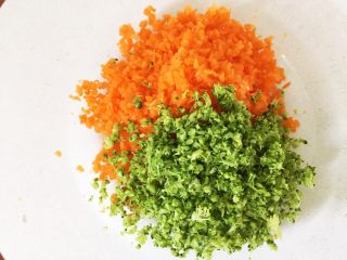 2、蔬菜核桃彩虹饼—吃法百变彩虹饼,找一个大碗,加入西兰花和胡萝卜碎