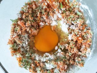 5、蔬菜核桃彩虹饼—吃法百变彩虹饼,中间挖个小洞,打入鸡蛋