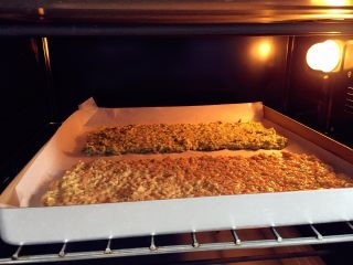 8、蔬菜核桃彩虹饼—吃法百变彩虹饼,放入烤箱,200度,中层,上下火,大概25分钟左右。