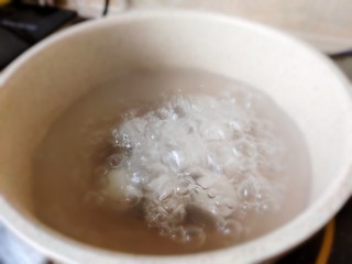 16、巧克力流心汤圆,锅中水烧开，下入汤圆煮至浮起即可关火捞出。