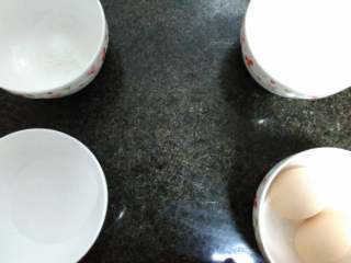 1、自制蛋白霜(๑´ڡ`๑),     材料就这么鱼块地准备好啦????                                        材料都是我们常见的 也不用很多????