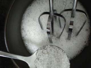 7、自制蛋白霜(๑´ڡ`๑),第六步：然后打到觉得更稠时，再加入一勺子糖❤