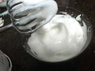 10、自制蛋白霜(๑´ڡ`๑),第九步：当打到蛋白霜能立起来时，而且用筷子挑起来不会掉，就证明可以了❤