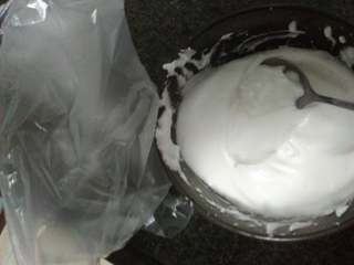 12、自制蛋白霜(๑´ڡ`๑),第十一步：把蛋白霜用勺子挖进保鲜袋的一角，注意尽量不要粘到旁边噢（因为那样不好看了）❤