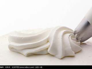 15、自制蛋白霜(๑´ڡ`๑),完成啦????只是不知为甚，题目上写着奶油????但这个是真正的蛋白霜哦！小伙伴们别误会了！蛋白霜不能生吃，不用时要放在冰箱冷藏才不会消泡！