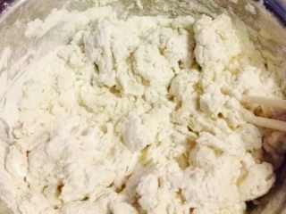 1、红糖伍仁馅糖三角,酵母用温水融开，缓缓倒入准备好的面粉中，一边倒一边用筷子搅拌，成絮状。