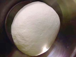 2、红糖伍仁馅糖三角,揉成光滑的面团。尽量揉到光滑，此步骤很重要。