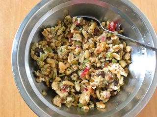 3、红糖伍仁馅糖三角,等待面粉发酵的过程中，我们来准备馅料，伍仁馅是我做月饼剩下的馅料，如果不用伍仁料，白糖馅，红糖馅都行，随意。