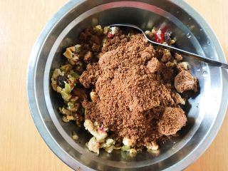 4、红糖伍仁馅糖三角,伍仁馅里倒入红糖，红糖：伍仁馅=1:1