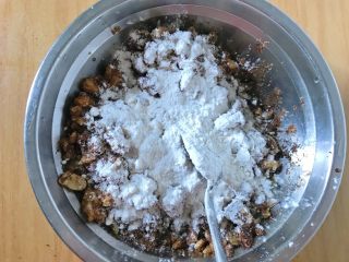 5、红糖伍仁馅糖三角,加干面粉的目的是糖融化后，有面粉束缚，不易溢出。