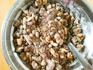 6、红糖伍仁馅糖三角,拌好的伍仁红糖馅。