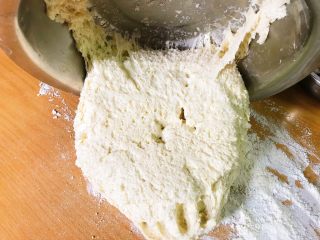 8、红糖伍仁馅糖三角,面粉发好了如絮状。