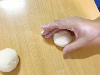 11、红糖伍仁馅糖三角,搓成小球。