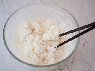 2、糯米豆沙饼,糯米粉中加入温水搅拌均匀，水量不要一次性全部加入，边加入边搅拌至絮状