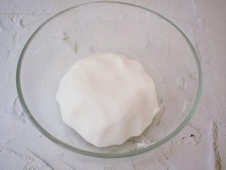 3、糯米豆沙饼,再用手揉成不粘手的软面团状态，放置一旁盖上保鲜膜备用