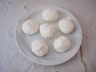 5、糯米豆沙饼,糯米面团平均分成6份