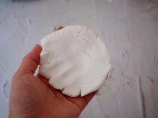 6、糯米豆沙饼,取一份面团揉圆压扁
