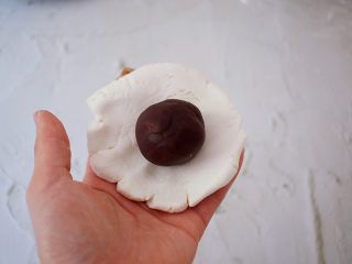 7、糯米豆沙饼,放入豆沙馅