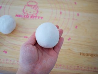 8、糯米豆沙饼,再利用虎口慢慢收口，然后收口捏紧