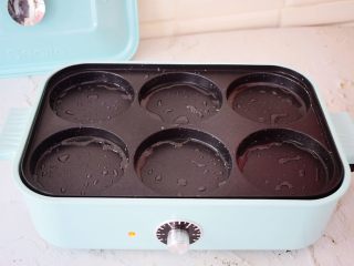 11、糯米豆沙饼,锅中刷油烧热