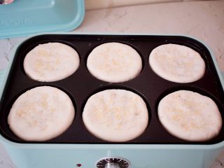 12、糯米豆沙饼,放入饼胚，小火慢煎至表面金黄色