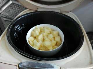 2、奶酪焗土豆,切块放锅里蒸熟