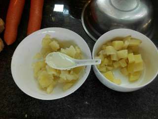 3、奶酪焗土豆,蒸熟以后一般用来压成土豆泥。加入炼奶