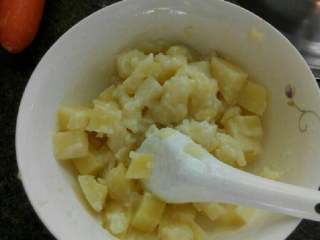 4、奶酪焗土豆,把土豆泥土豆块混合