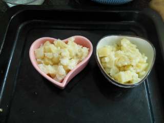 5、奶酪焗土豆,装入模具里