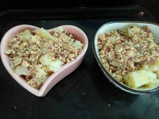 6、奶酪焗土豆,铺上花生碎