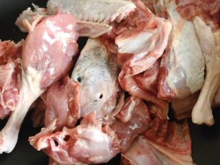 1、啤酒鸭,鸭子洗净剁小块。