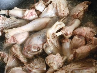 2、啤酒鸭,焯水