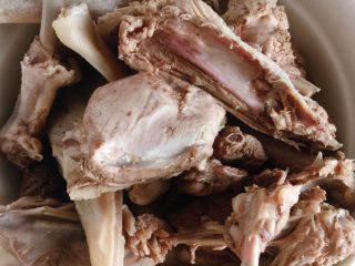 3、啤酒鸭,捞出洗净浮沫，血污。