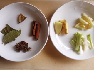 4、啤酒鸭,准备各种配料。桂皮、八角、香叶、橙皮、葱段、姜片、蒜头拍散。