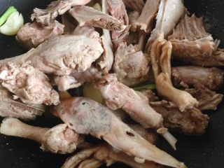 6、啤酒鸭,倒入鸭块翻炒