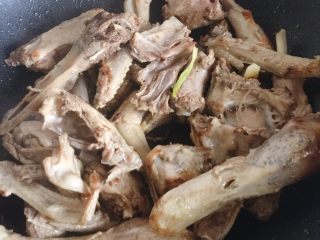 7、啤酒鸭,翻炒至鸭块微黄