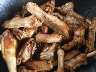 8、啤酒鸭,调入老抽