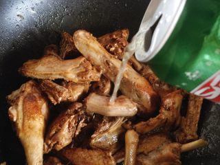 9、啤酒鸭,倒入啤酒