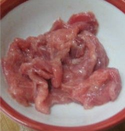 2、片儿川,里脊肉切成肉片，放入少量的盐、胡椒粉、料酒、淀粉腌制