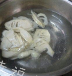 3、片儿川,笋片放入开水中煮两分钟，煮的时候放点料酒