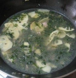 6、片儿川,倒入适量的清水，水要没过菜