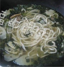 8、片儿川,把面条再放入汤头里煮熟，再放入适量盐调味即可