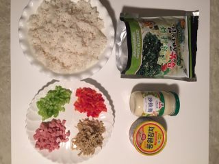 1、DIY饭团,准备自己想吃的食材