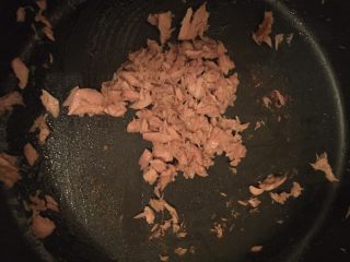 2、DIY饭团,吞拿鱼用水沥干水分后放入锅中稍微炒一下