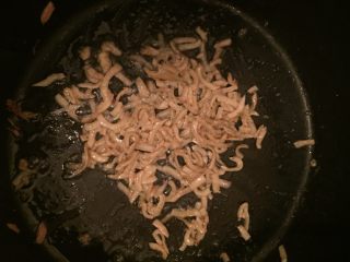 3、DIY饭团,小银鱼爆香